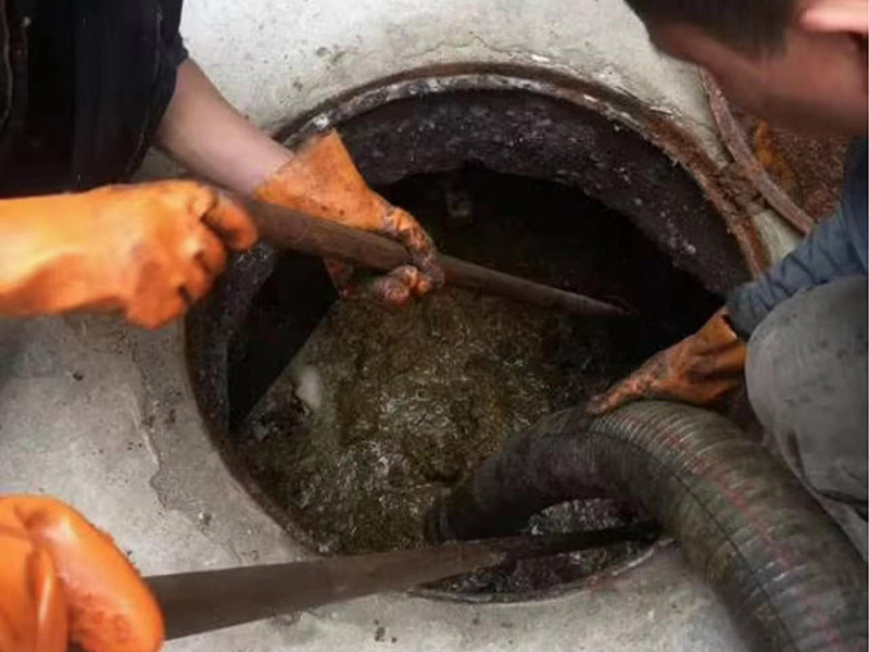 侯马清理化粪池时如何避免沼气的危害？